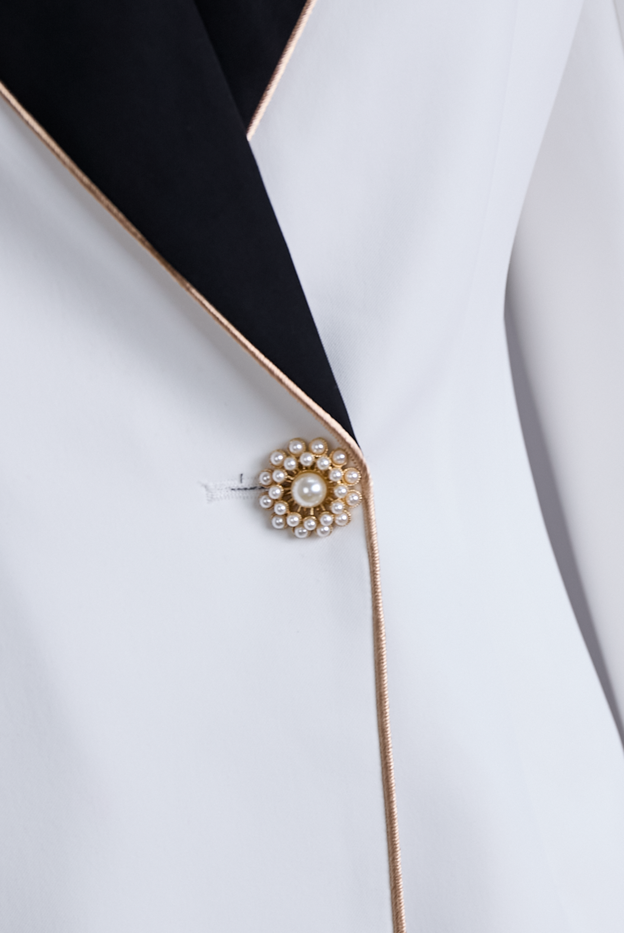 Elegant Asymmetrical White Blazer with Black Contrast Lapels 5