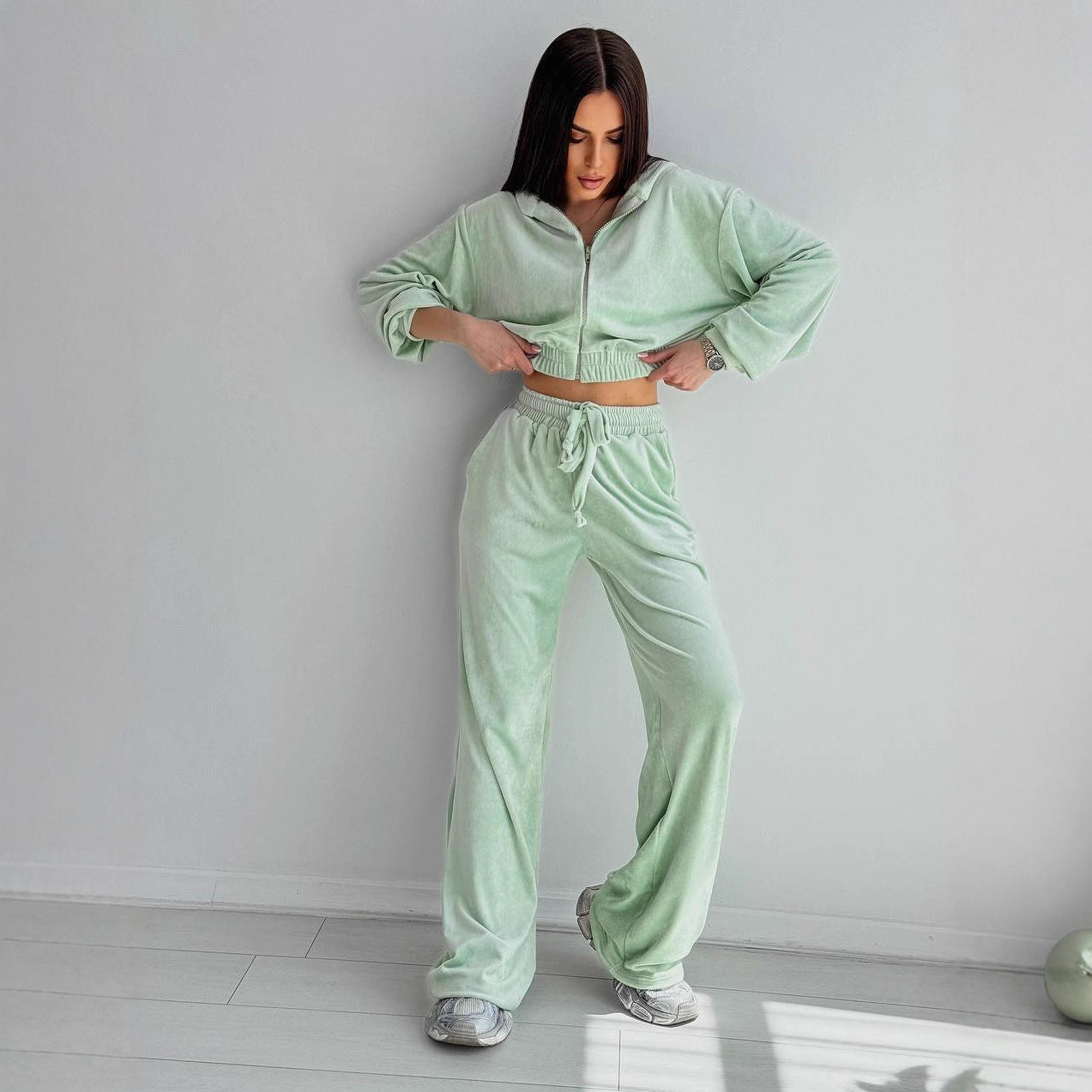 Women's Velour Leisure Suit with Cropped Top and Wide Leg Lune London 4