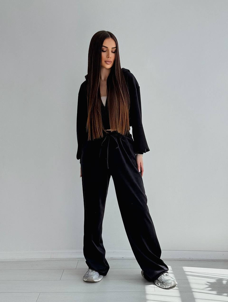 Women's Velour Leisure Suit with Cropped Top and Wide Leg Lune London 6